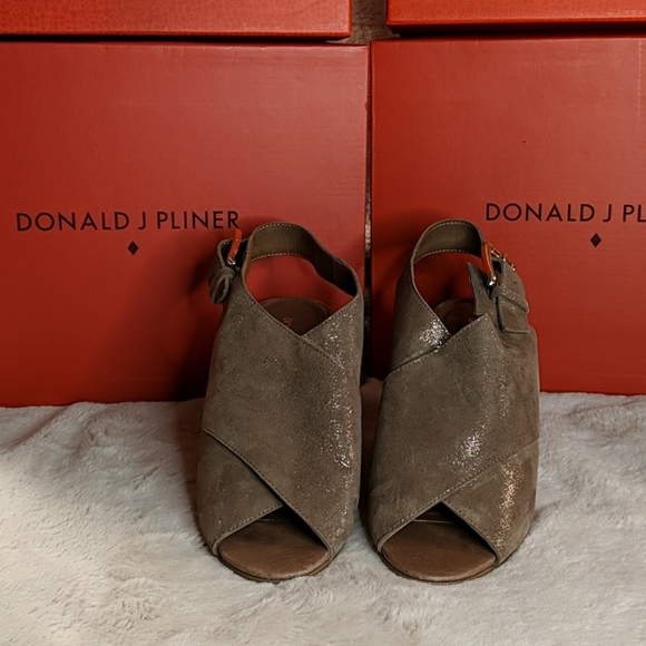 👠 Donald J Pliner Gold Heels - Picture 4 of 8